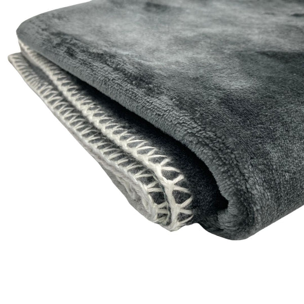 Handgemaltes Haustierportrait auf Premium Kuscheldecke im Butterfly Stil